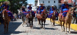 Disfrutan vallartenses del tradicional desfile charro